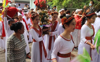 Tưng bừng lễ hội Katê bên tháp Chăm cổ Po Sah Inư