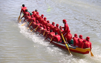 Lễ hội đua thuyền truyền thống ‘dậy sóng’ sông Cà Ty mùng 2 Tết Quý Mão