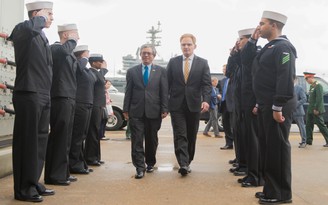 Đại sứ Phạm Quang Vinh thăm tàu sân bay USS George H.W. Bush
