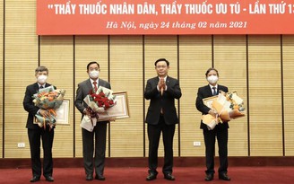 Hai 'nòng cốt' chống dịch Covid-19 của Hà Nội được phong Thầy thuốc nhân dân