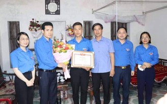 UBND Nam Định tặng bằng khen cho thanh niên lao xuống dòng nước xiết cứu nữ sinh