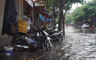 Thái Bình: Dân phố ngán ngẩm đường biến thành sông, nhà nông phấn khởi vì mưa lớn đầu mùa