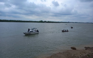 Hải Dương: Tìm thấy thi thể 3 mẹ con nữ giáo viên trên sông Thái Bình