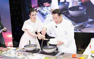 Yan Can Cook' đứng bếp cùng Emily Hồng Nhung gây quỹ từ thiện