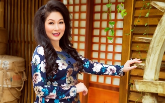 Nghệ sĩ Hồng Vân diện áo dài nữ tính, đằm thắm ở tuổi 53