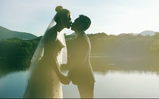 Cường Đô La hạnh phúc 'khóa môi' Đàm Thu Trang trong video cưới