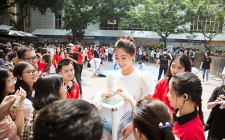 Hoa hậu Lương Thùy Linh ôm thùng tiền kêu gọi ủng hộ dự án làm đường