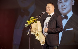 'Phù thủy sân khấu' Nguyễn Hiếu Tâm nhận giải Fashion Director Of The Year