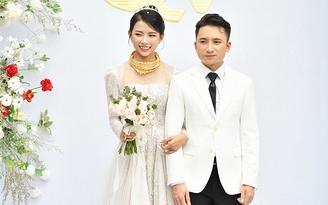 Hot girl đeo vàng nặng trĩu cổ trong lễ cưới với Phan Mạnh Quỳnh