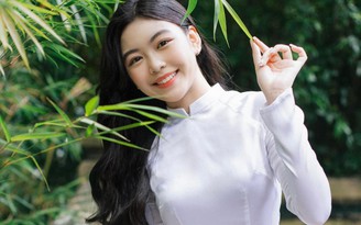 Con gái Quyền Linh 'gây sốt' mạng xã hội trong loạt ảnh diện áo dài