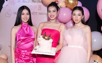 Hoa hậu Đỗ Thị Hà cùng hai á hậu kỷ niệm 2 năm đăng quang