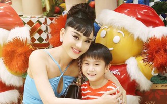 Lâm Khánh Chi tung bộ ảnh đón Giáng sinh cùng con trai