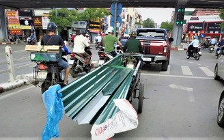 Xe tự chế chở tôn vẫn 'nghênh ngang' trên đường phố Hà Nội