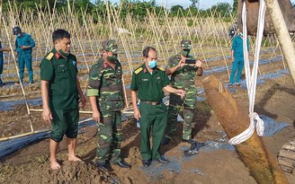 Phát hiện quả bom nặng gần 300 kg khi nạo vét mương