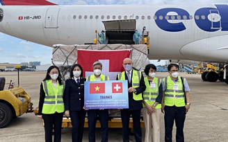 Thụy Sĩ tặng 13 tấn thiết bị y tế hỗ trợ Việt Nam phòng chống Covid-19