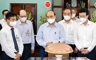 Chủ tịch nước Nguyễn Xuân Phúc dâng hương tưởng niệm Chủ tịch Hồ Chí Minh