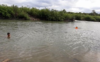 Ba học sinh mất tích trên sông Ba