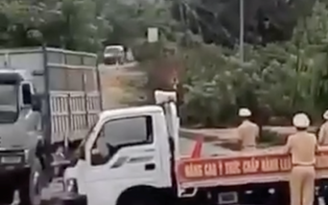 Xe khách chở gỗ lậu tông thẳng vào xe CSGT ở Gia Lai