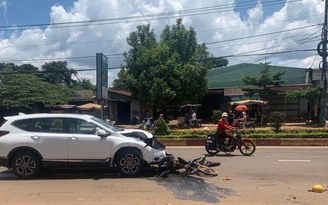 Gia Lai: Ô tô chưa có biển số va chạm xe máy, 2 anh em ruột tử vong