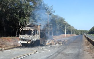 Bình Phước: Xe tải chở bìa cạc tông cháy rụi trên đường