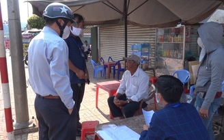 Bình Phước: 12 người không đeo khẩu trang nơi công cộng bị phạt, sau đó được tặng khẩu trang