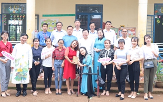 Ca sĩ Quốc Đại và nhà thiết kế Việt Hùng tặng áo dài cho giáo viên biên giới Bình Phước