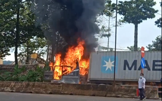 Bình Phước: Vừa qua trạm thu phí, xe container bốc cháy
