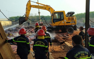 Bình Phước: Cháy khu vực chứa gỗ trong khuôn viên Chi cục Hải Quan Hoàng Diệu