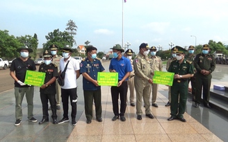 Bình Phước tặng trang thiết bị y tế chống dịch Covid-19 cho Campuchia