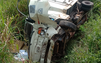 Bình Phước: Giải cứu 2 người kẹt trong cabin xe chở thiết bị y tế bị lật