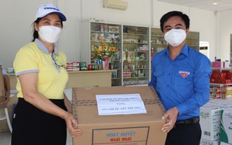 Bình Phước gửi tặng 1.000 'túi thuốc yêu thương' cho y, bác sĩ tuyến đầu Bình Dương