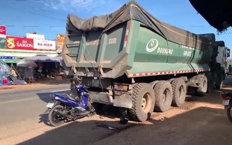 Bình Phước: Xe máy bám vô đuôi xe kéo sau tai nạn đáng tiếc, 1 người tử vong