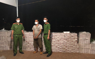 Bình Phước: Bắt giữ tài xế xe tải chở 10.000 bao thuốc lá lậu