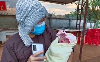 Tìm thân nhân bé trai sơ sinh bị bỏ rơi trước cổng chùa Trúc Lâm
