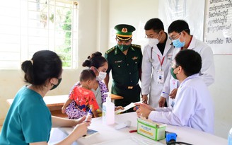 Quân y Việt Nam và Campuchia khám chữa bệnh miễn phí cho 1.500 người