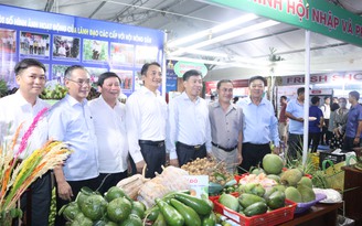 Khai mạc hội chợ trái cây và hàng nông sản tỉnh Bình Phước tối 2.6