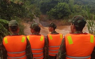 Bình Phước: Dắt xe máy qua suối, một nạn nhân bị nước cuốn mất tích