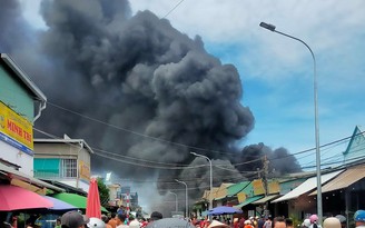 Bình Dương: Cháy nhà xưởng trong khu dân cư, người dân lo sợ dọn đồ ra ngoài