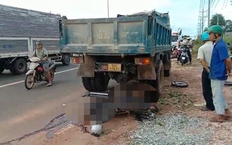 Bình Phước: Va chạm đuôi xe tải, 2 thanh niên đi xe máy tử vong tại chỗ