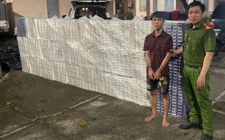 Bình Dương: Bắt quả tang 2 người dùng ô tô vận chuyển 15.000 bao thuốc lá lậu