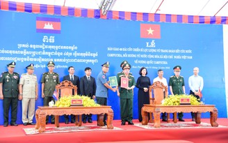 Việt Nam bàn giao hài cốt 49 chiến sĩ LLVT đoàn kết cứu nước Campuchia về nước