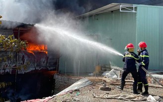 Bình Phước: Sau tiếng nổ lớn, kho chứa phế liệu trên quốc lộ 13 cháy rụi