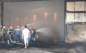 Bình Phước: Cháy xưởng sản xuất viên nén gỗ, nhiều máy móc, tài sản bị thiêu rụi