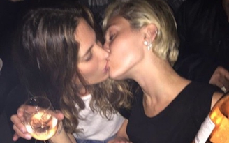 Chia tay con trai 'Kẻ hủy diệt', Miley Cyrus 'khóa môi' gái lạ
