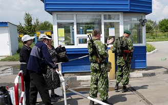 Nga đào hào dọc biên giới với Ukraine