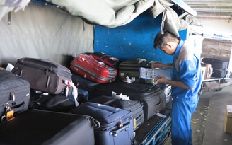 Truy lùng thủ phạm trộm hành lý sân bay: Nhân viên vận chuyển vẫn mặc quần áo có túi