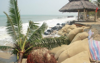 Biển xâm thực 'nuốt' bãi tắm