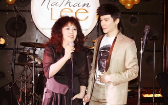 Mẹ Nathan Lee lên sân khấu hát mừng sinh nhật con trai