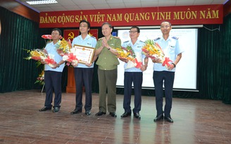 Thượng tướng công an Tô Lâm trao bằng khen cho Chi cục Hải quan Tân Sơn Nhất