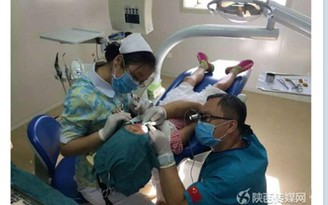 Nha sĩ quỳ gối 40 phút phẫu thuật cho bé gái 9 tuổi